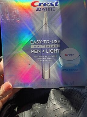 Crest 3D White Easy-to-Use Whitening Pen + Light - White